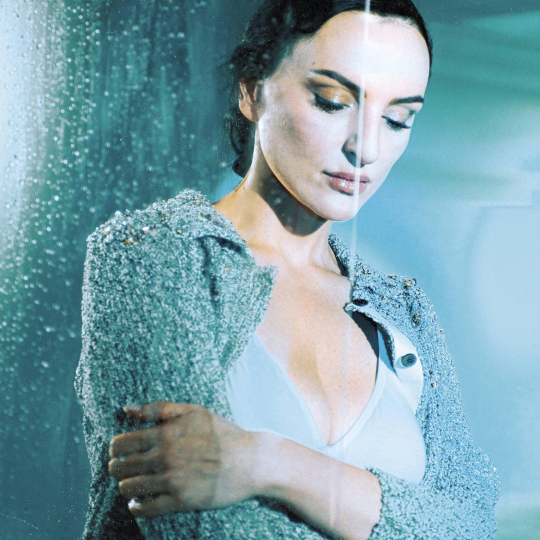 Arisa torna con “Foto mosse”, il suo nuovo album in uscita il 17 aprile: “Prometto di essermi fedele sempre”