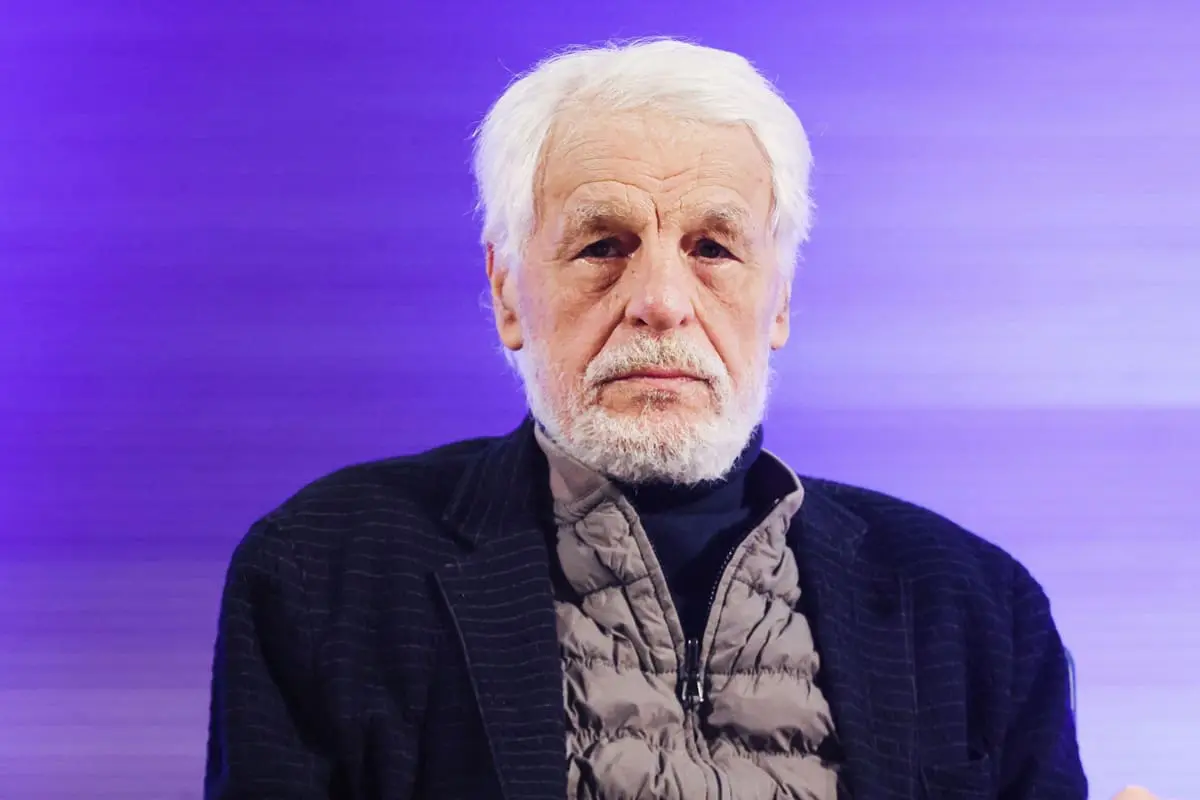 Michele Placido compie 80 anni e indossa i panni di Celestino V in tv