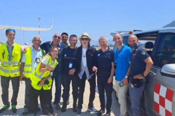 Paul McCartney è atterrato a Palermo, foto col personale dell’aeroporto