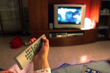 Il caldo porta gli ascolti tv notturni come nel ‘prime time’: ad agosto quasi 3 milioni davanti allo schermo