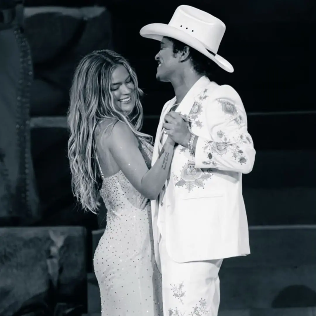 Karol G e Bruno Mars pubblicano il video del singolo “Still”