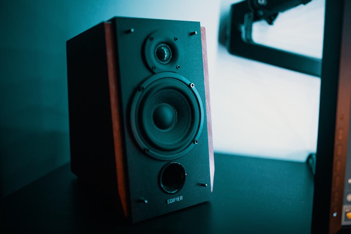 Illustration showing various technical specifications of an active speaker such as power, frequency range, signal-to-noise ratio, design, impedance, and sensitivity.