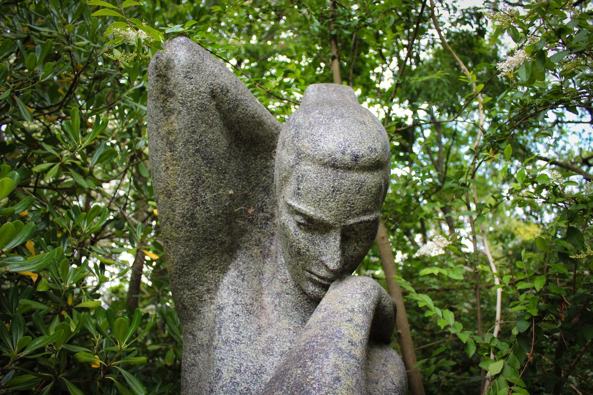 Immagine di alcune sculture di Donatello che illustrano i suoi contributi essenziali alla scultura rinascimentale.