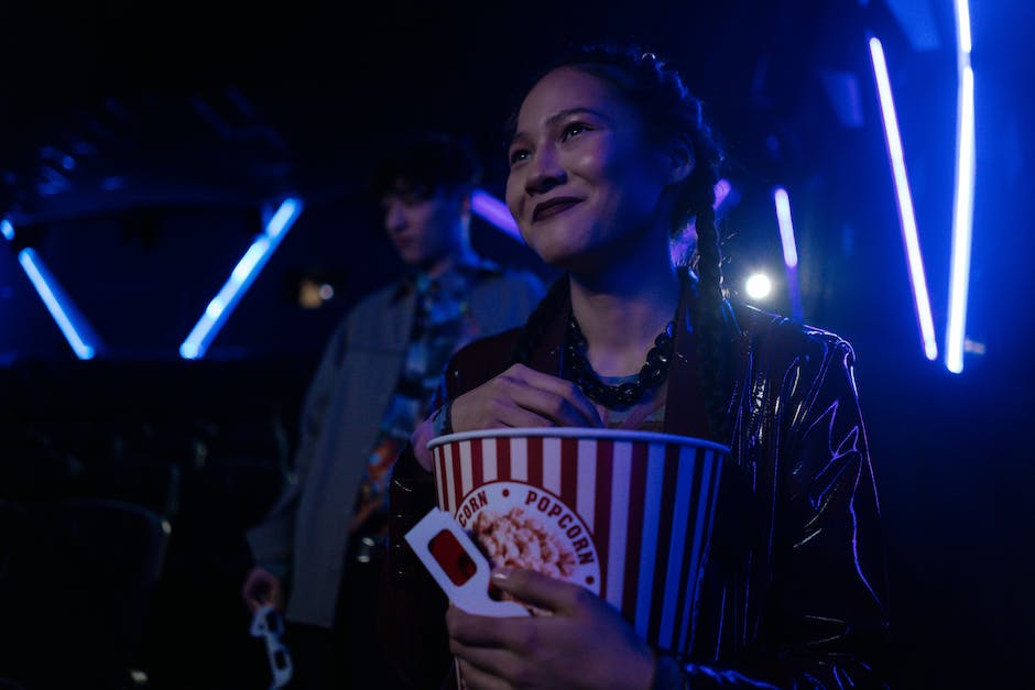 Illustration of HFR 3D technology in action, showing a movie theater with spectators wearing 3D glasses and watching a movie on a big screen.