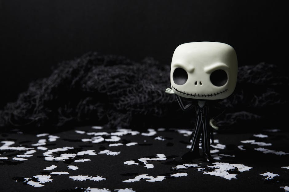Immagine di una bambola horror che rappresenta il tema del testo, con occhi magnetici e un sorriso ambiguo, che simboleggia il terrore e il mistero.