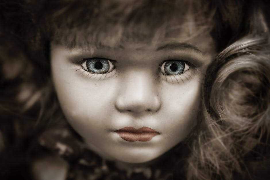 Image of horror dolls representing the evolution of fears and obsessions in contemporary culture